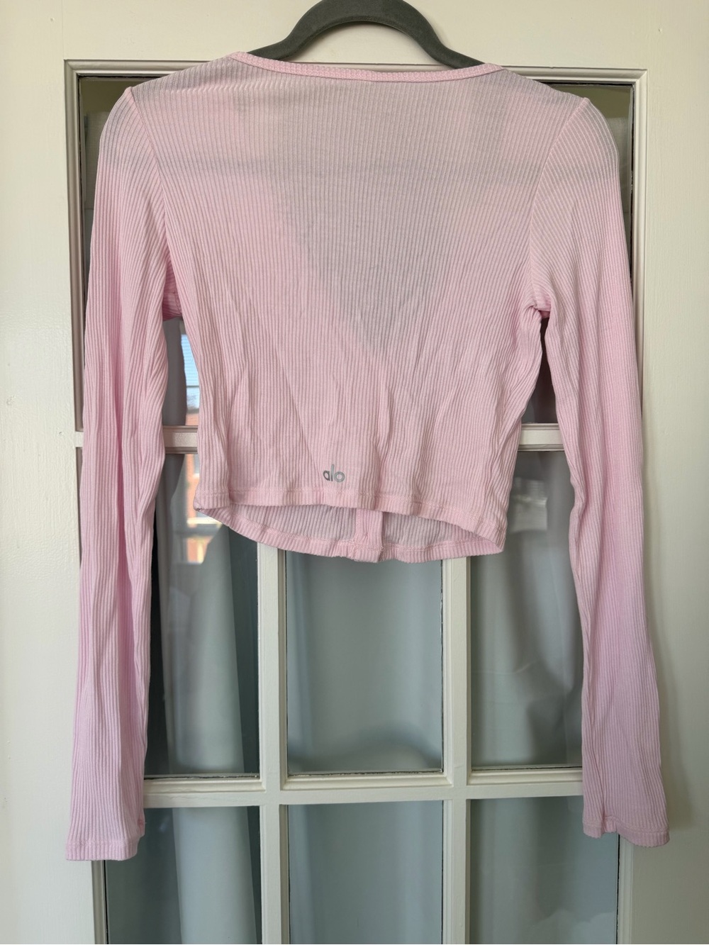 ALO Yoga Light Pink Ribbed Button-Front Crop Top - Picture 2 of 2